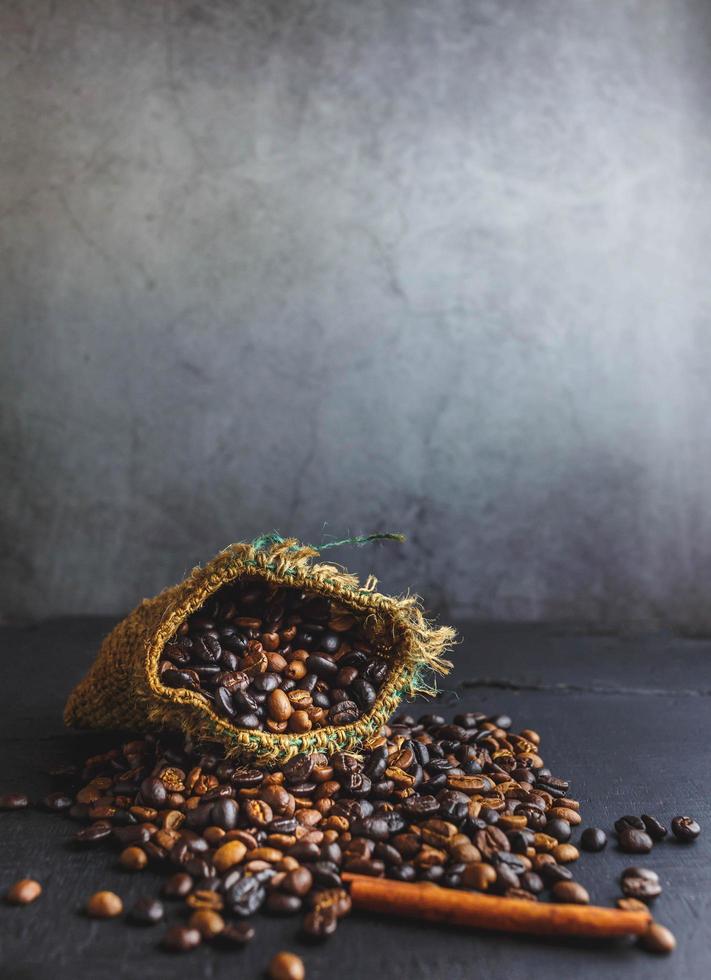 grãos de café em saco marrom foto