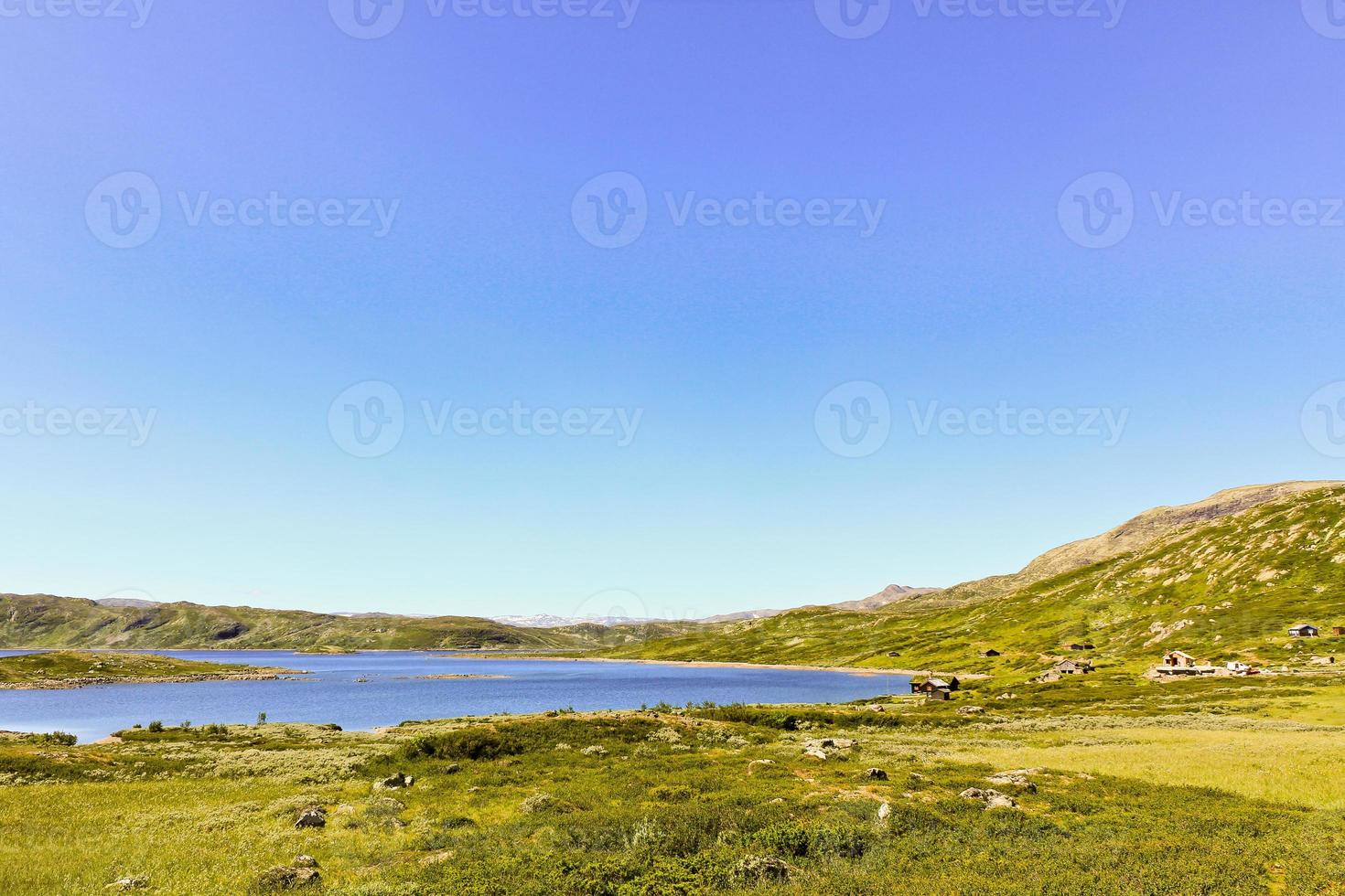 lago vavatn e montanhas no verão em hemsedal, buskerud, noruega. foto