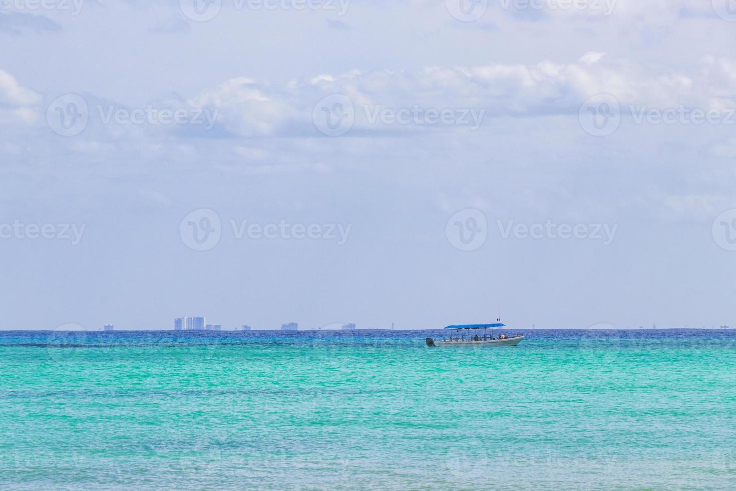 barcos fazem iates entre a ilha de cozumel e a playa del carmen, méxico. foto