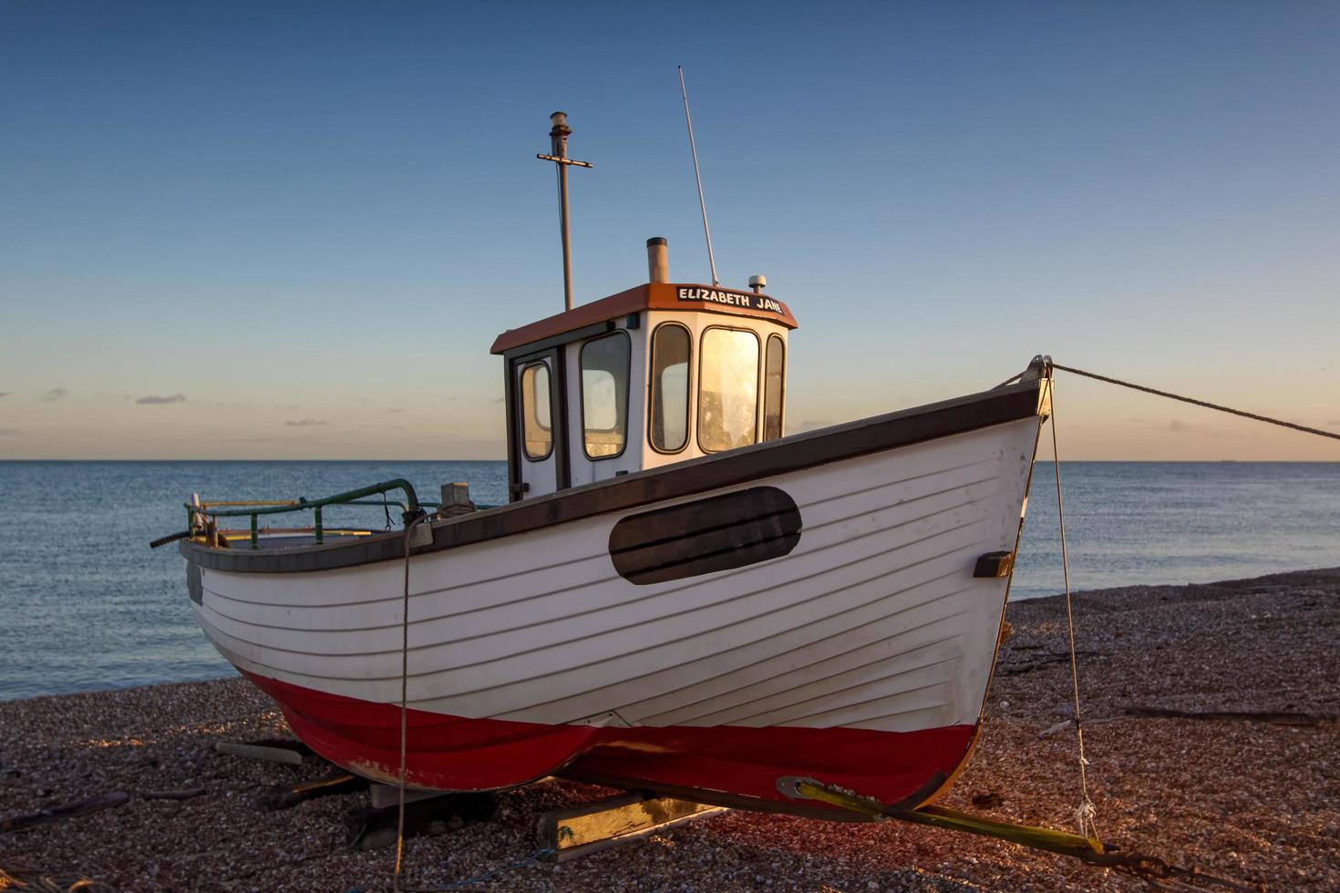 Dungeness, Kent, Reino Unido, 2008. barco de pesca na praia foto