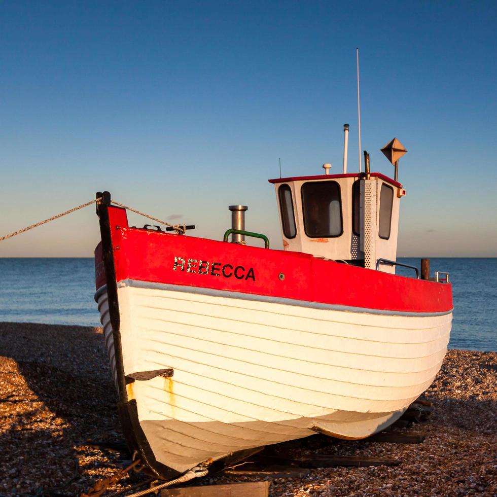 Dungeness, Kent, Reino Unido, 2008. barco de pesca na praia foto