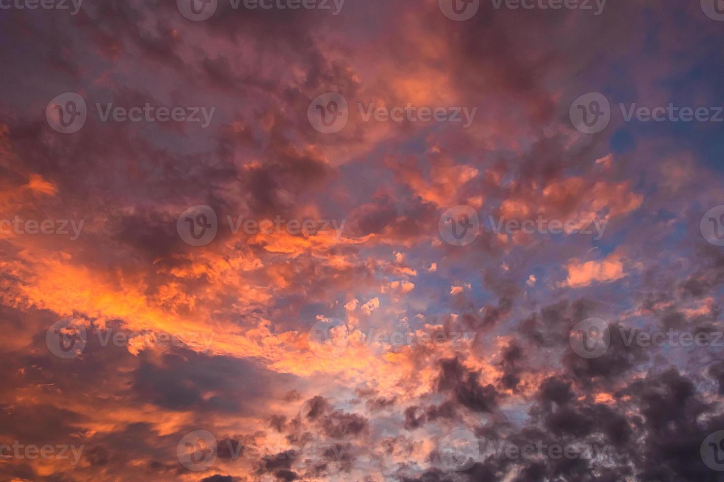nuvens cor de rosa e laranja ao pôr do sol. foto