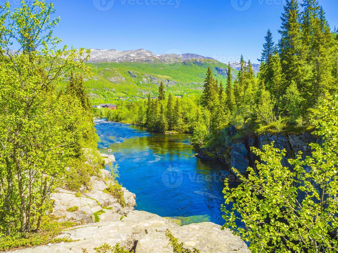 rio da cachoeira rjukandefossen hemsedal viken noruega. foto