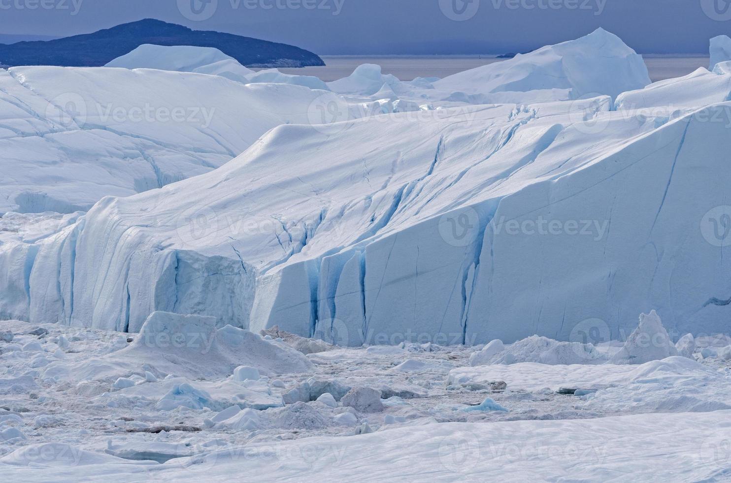 icebergs congelados no fiorde de gelo foto