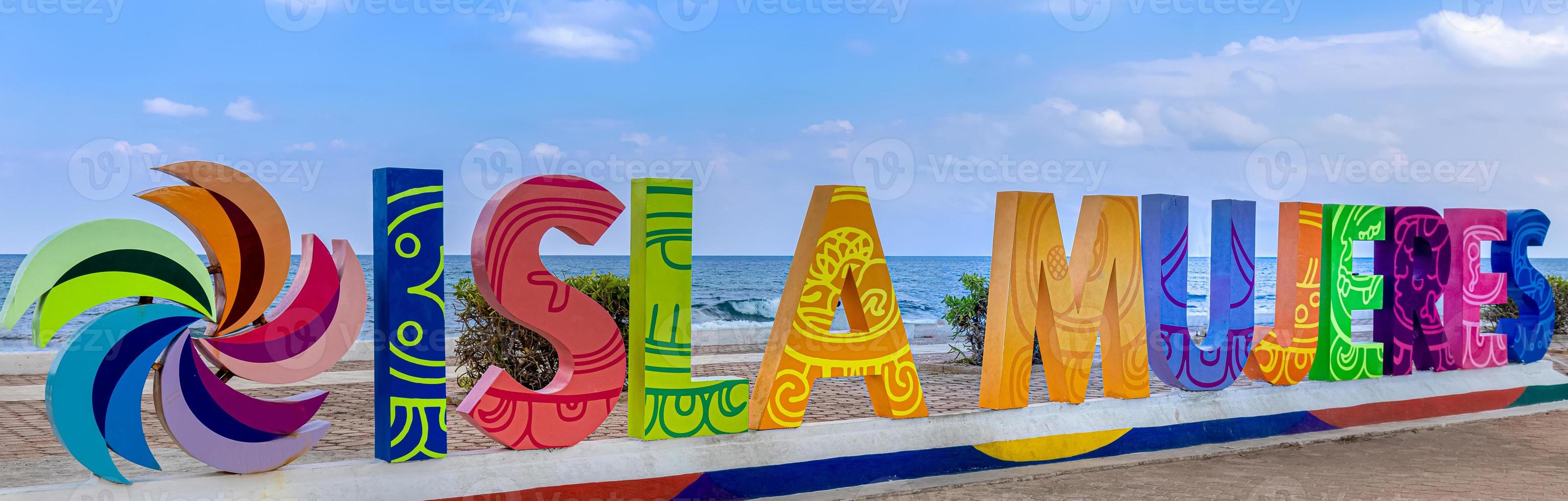 letras coloridas e praias cênicas da ilha isla mujeres localizada do outro lado do golfo do méxico, a uma curta viagem de balsa de cancun foto