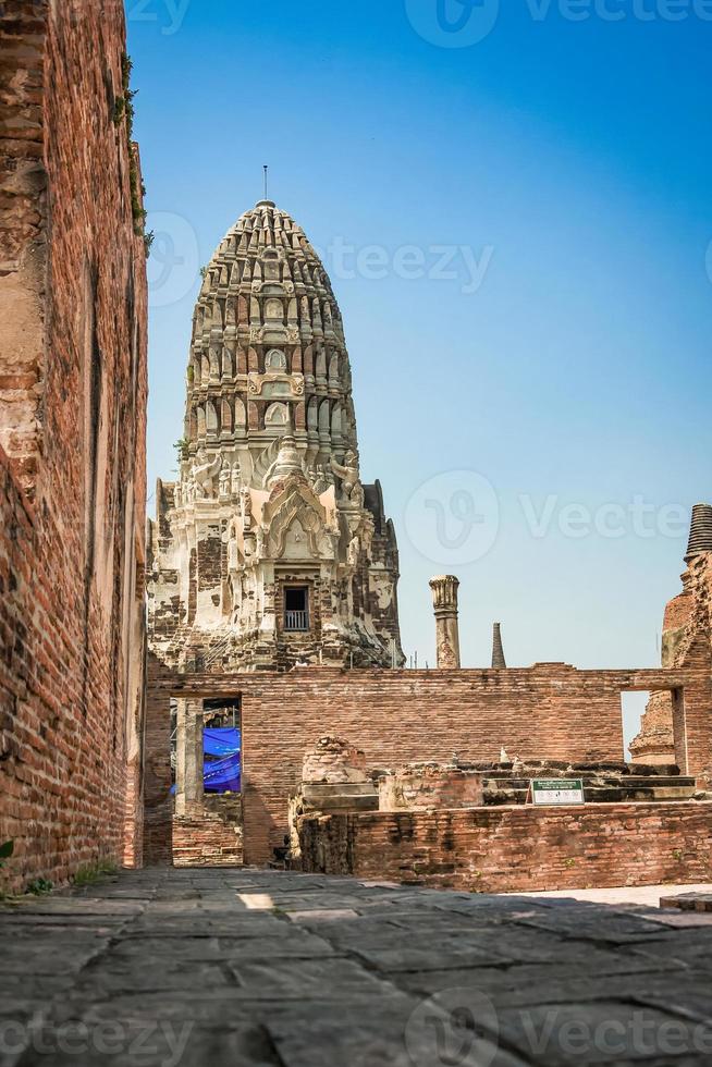 Tailândia ruínas e antiguidades no parque histórico de ayutthaya turistas de todo o mundo decadência de buda foto