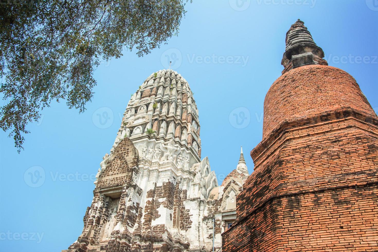 Tailândia ruínas e antiguidades no parque histórico de ayutthaya turistas de todo o mundo decadência de buda foto