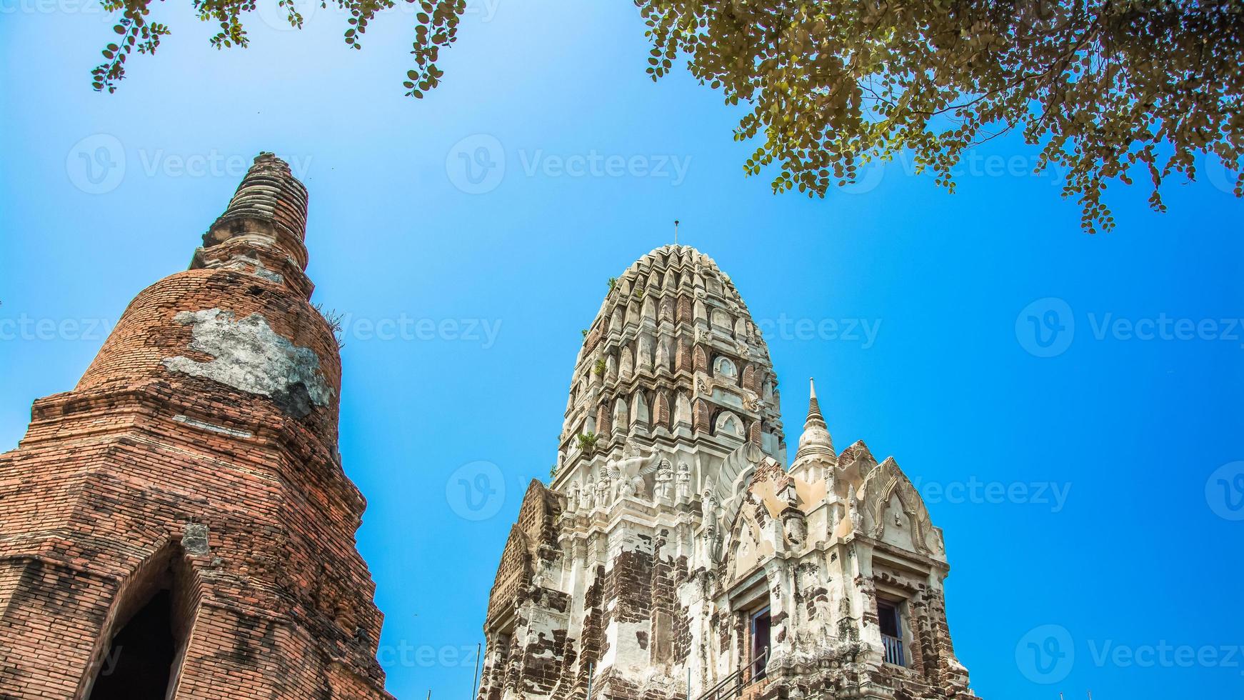 Tailândia ruínas e antiguidades no parque histórico de ayutthaya turistas de todo o mundo decadência de buda foto