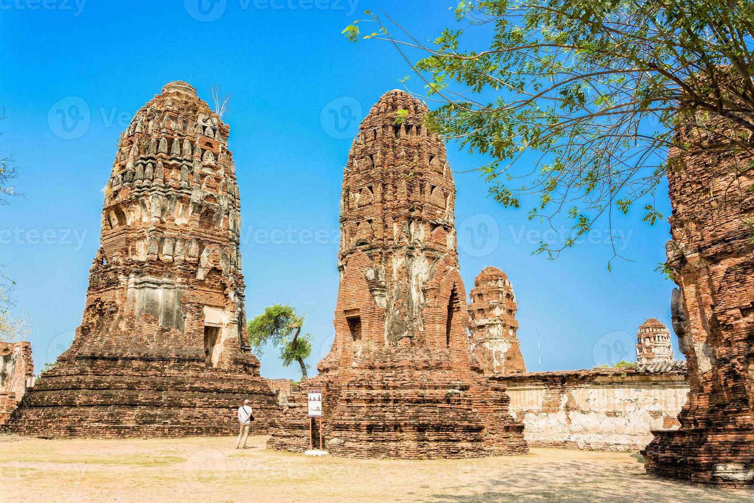 Tailândia ruínas e antiguidades no parque histórico de ayutthaya turistas de todo o mundo decadência de buda foto