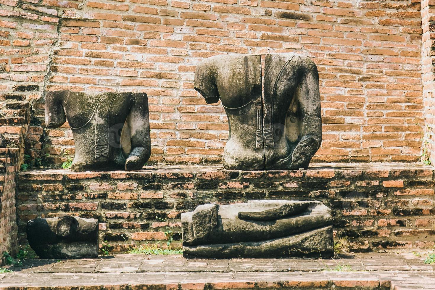 Tailândia ruínas e antiguidades no parque histórico de ayutthaya turistas de todo o mundo decadência de buda foto