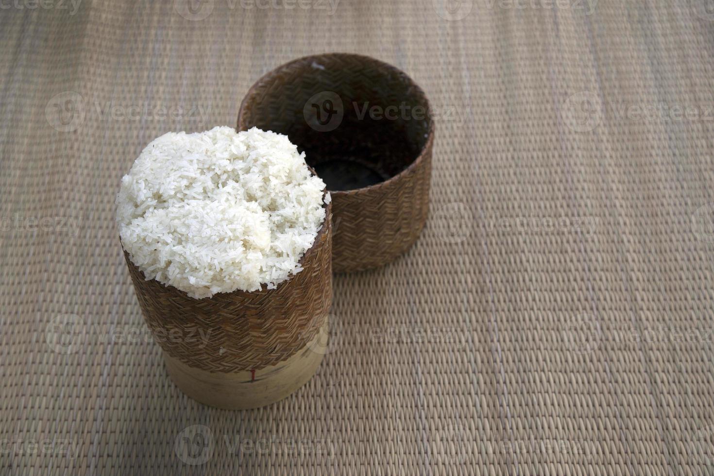 caixa de vime com arroz pegajoso quente foto