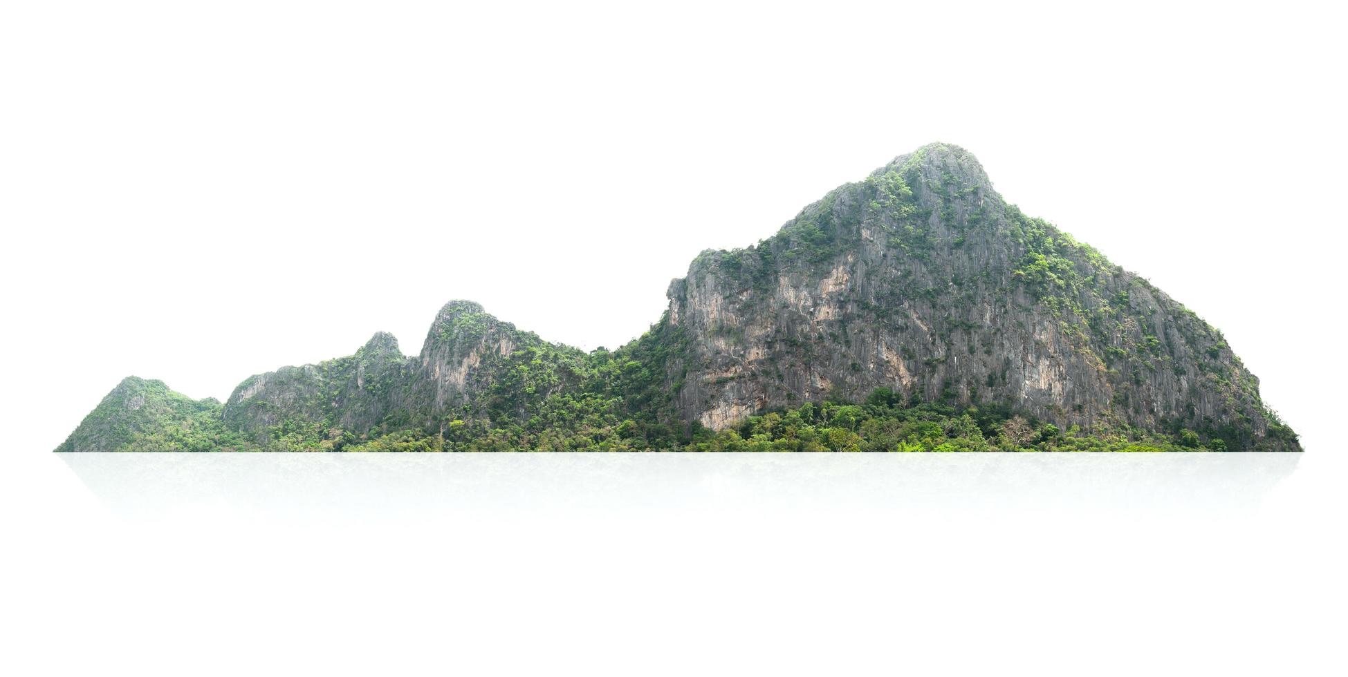 colina de montanha rochosa com floresta verde isolar no fundo branco foto