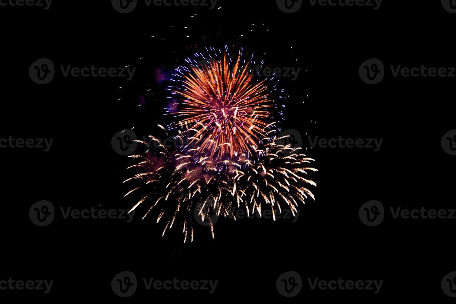 fogos de artifício coloridos contra uma noite negra sky.fireworks para o ano novo. belos fogos de artifício coloridos no lago urbano para celebração no fundo da noite escura. foto