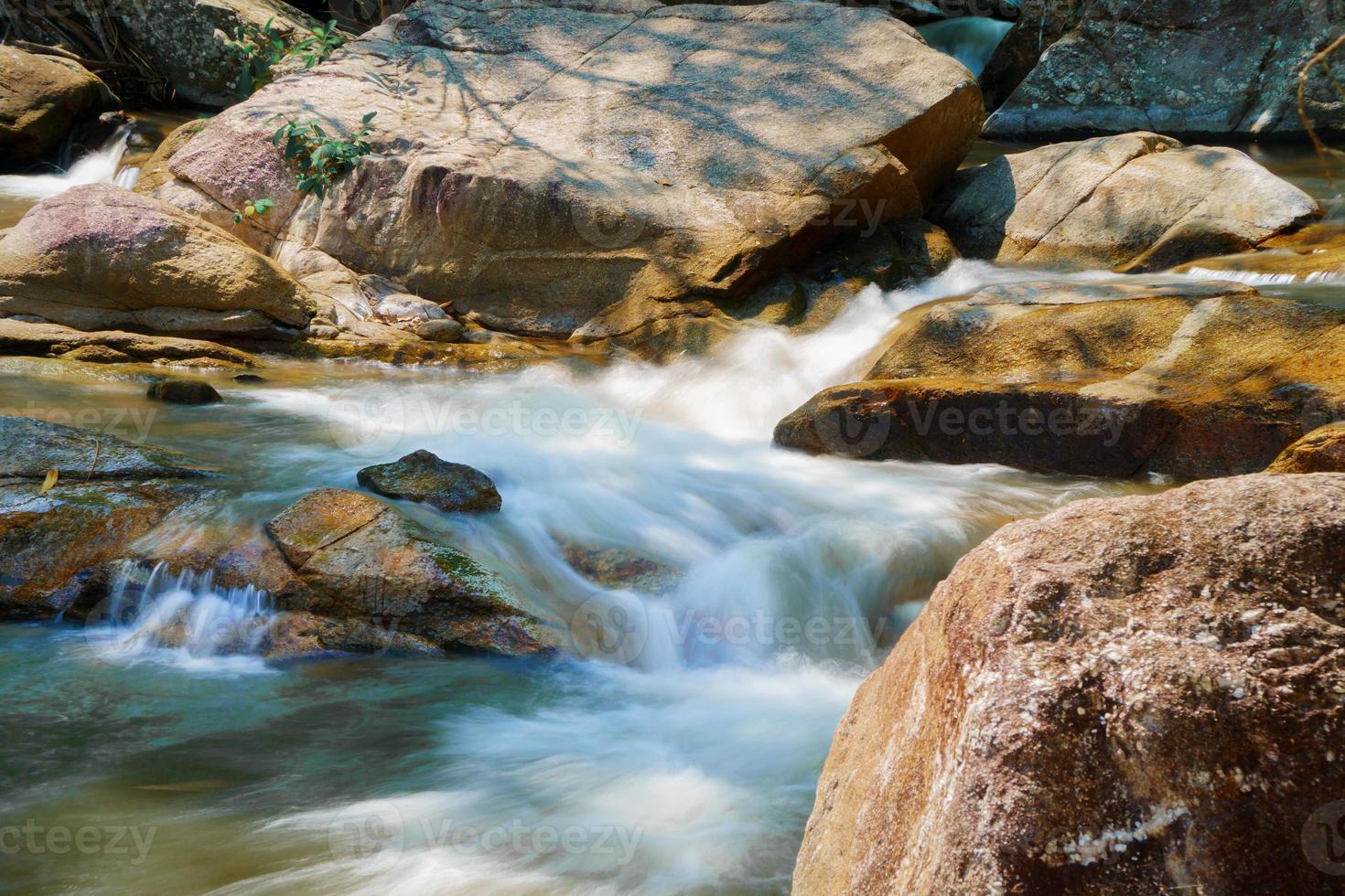 água fluindo ao longo de rochas na natureza, cachoeira foto