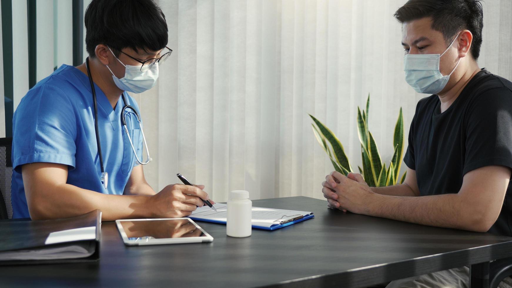 médico está explicando o tratamento sobre o possível tratamento de pacientes no futuro. foto