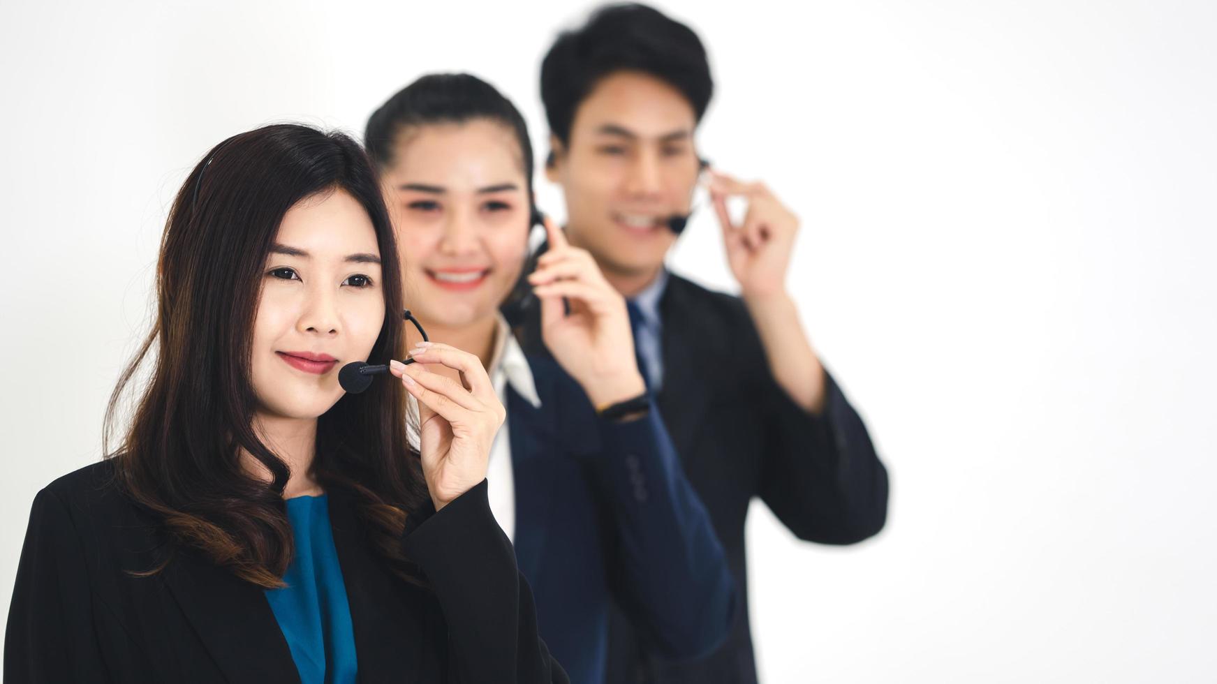 serviço de centro de atendimento ao cliente da equipe asiática de negócios e departamento de vendas por telefone em fundo branco. foto