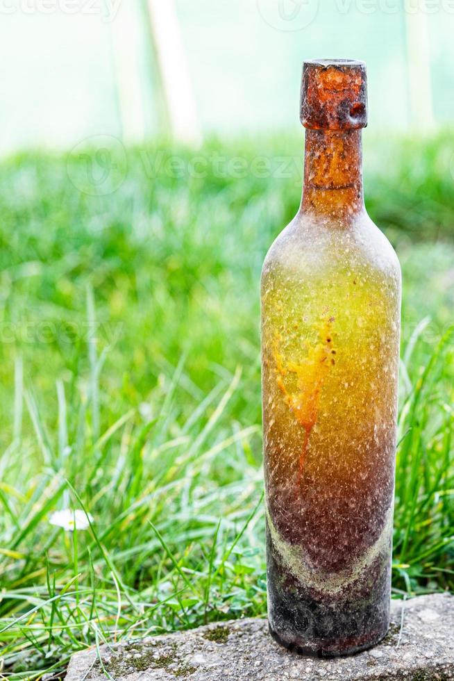 garrafa vidraria vintage, garrafa de vidro para vinho utensílios de cozinha sujos vazios copie comida de espaço foto
