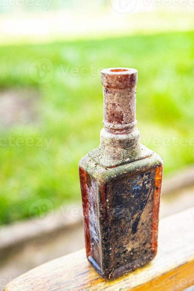 garrafa vidraria vintage, garrafa de vidro para vinho utensílios de cozinha sujos vazios copie comida de espaço foto