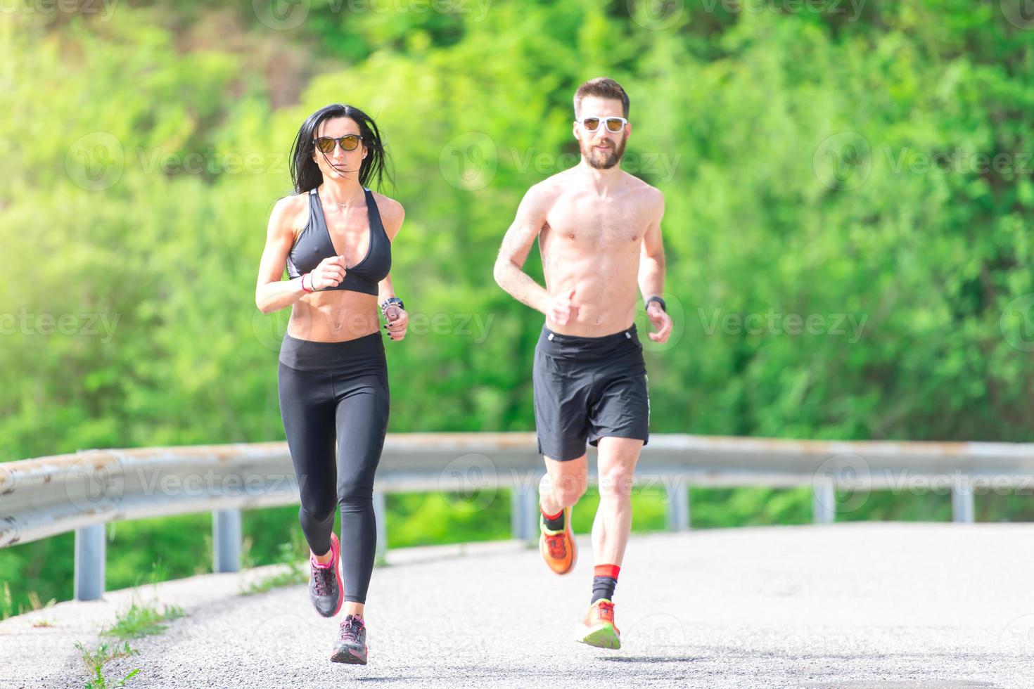 mulher com corpo esportivo durante uma corrida em seu personal trainer foto