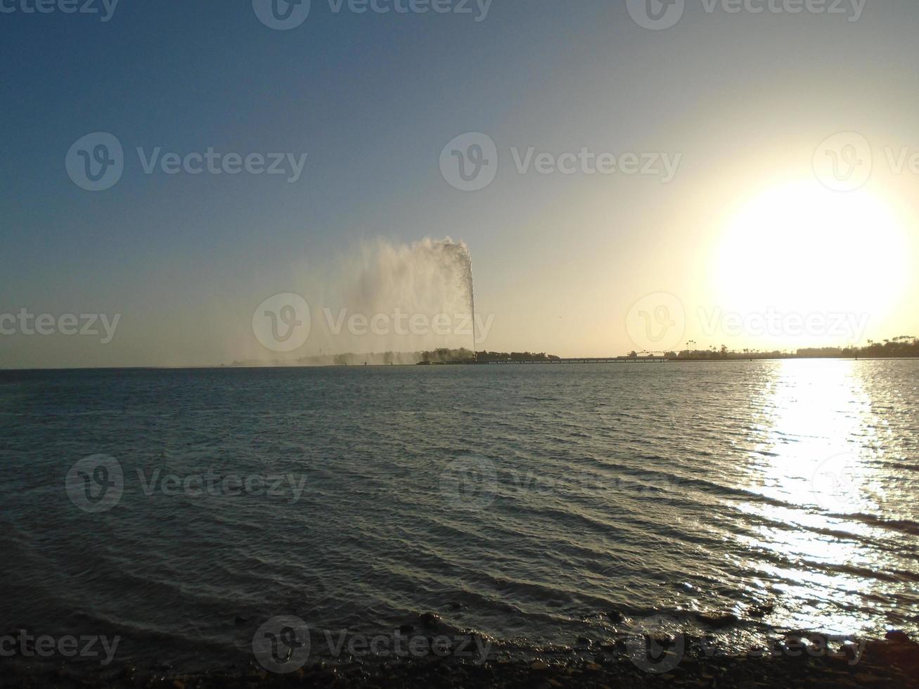 belo pôr do sol em jeddah corniche foto