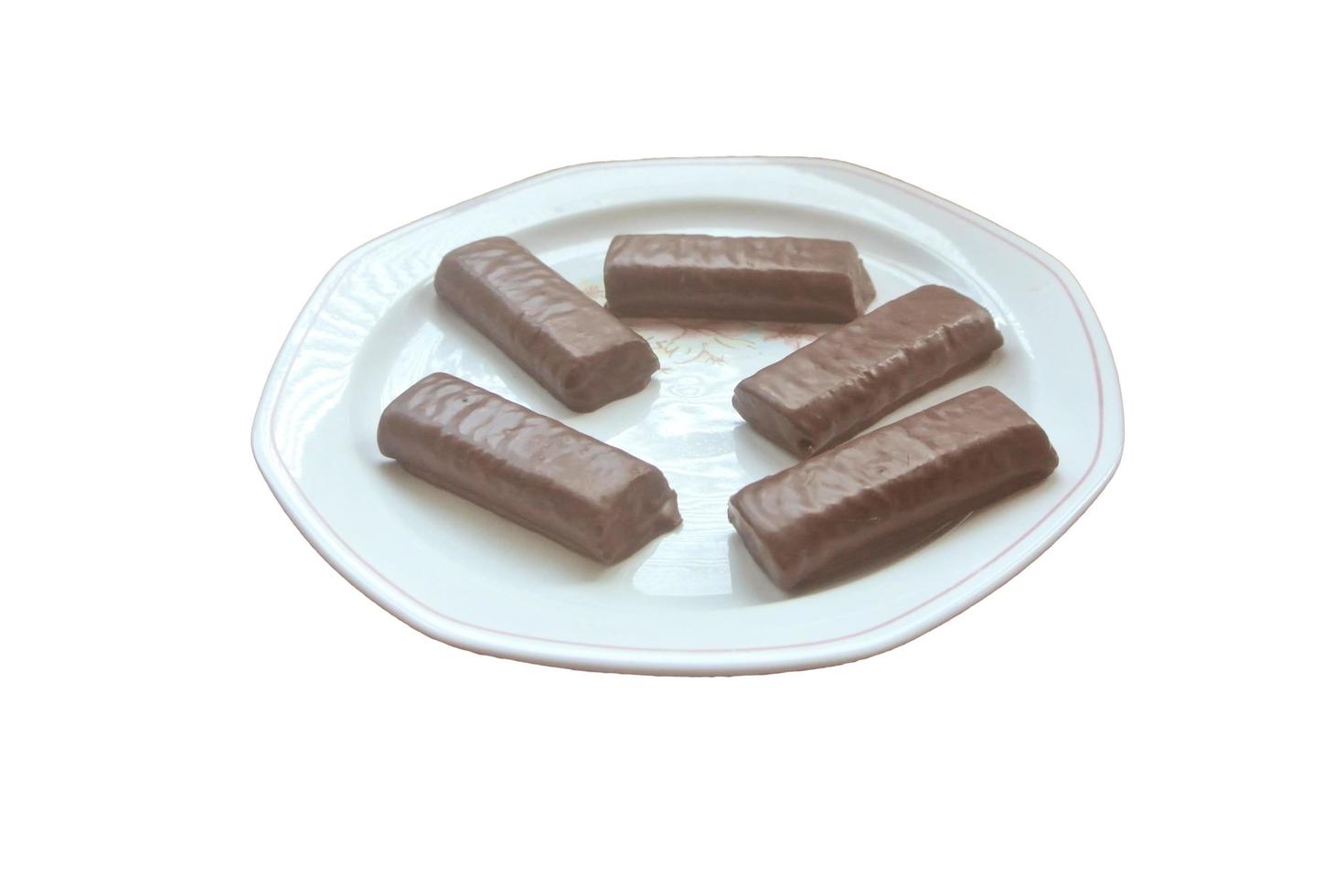 biscoitos de chocolate de sobremesa no fundo branco foto