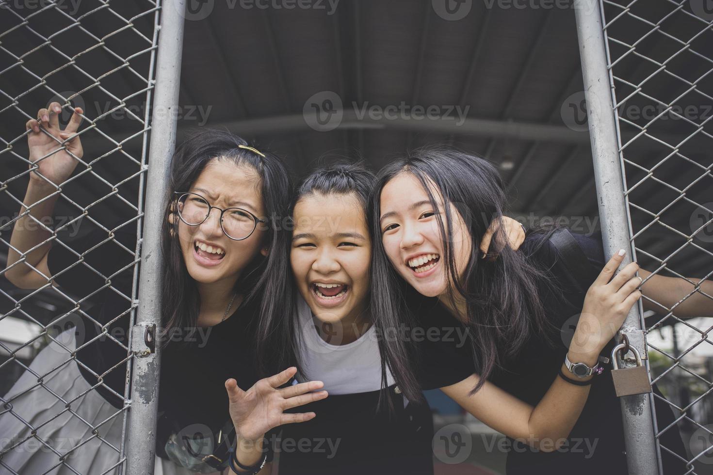 grupo de alegre adolescente asiático felicidade emoção no ginásio de esporte escolar foto