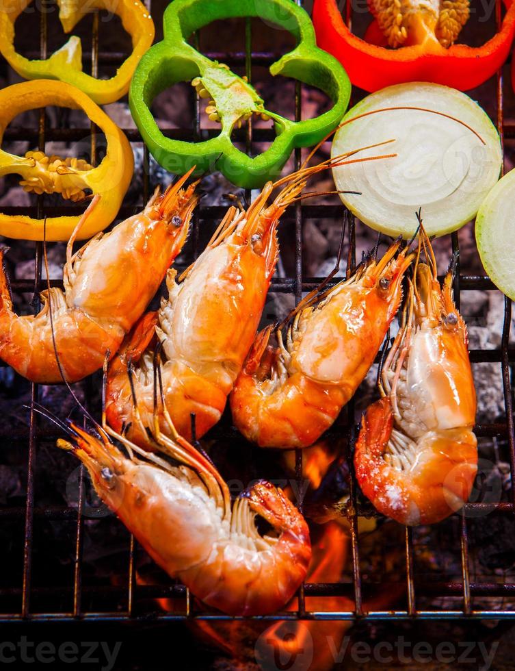 camarão, camarão grelhado no fogão de churrasco com cebola fria para refeição de frutos do mar foto