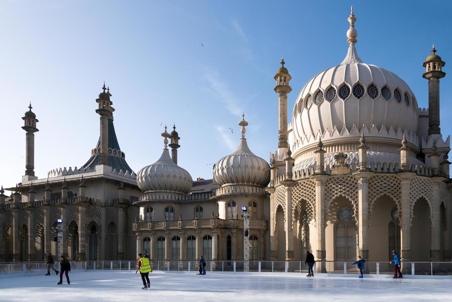 Brighton, East Sussex, Reino Unido, 2013 pessoas patinando no gelo no Royal Pavilion foto