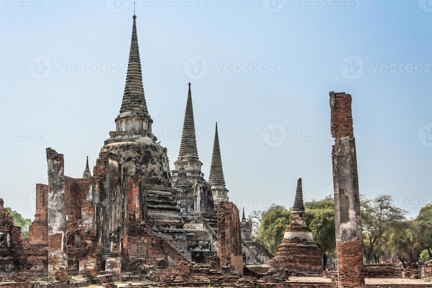 Tailândia ruínas e antiguidades no parque histórico de ayutthaya turistas de todo o mundo decadência de buda foto