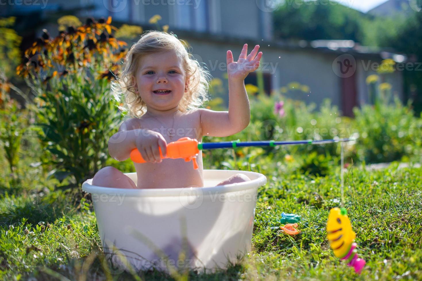 criança na piscina foto