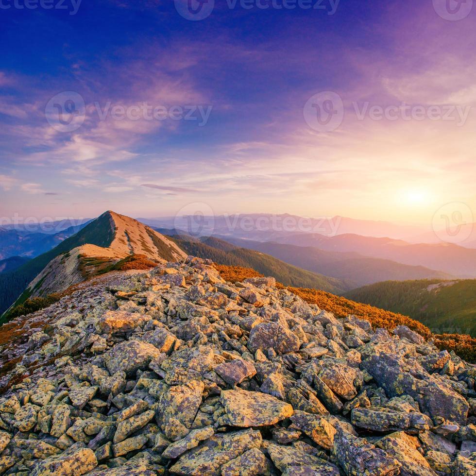 fantástico pôr do sol nas montanhas da ucrânia. foto