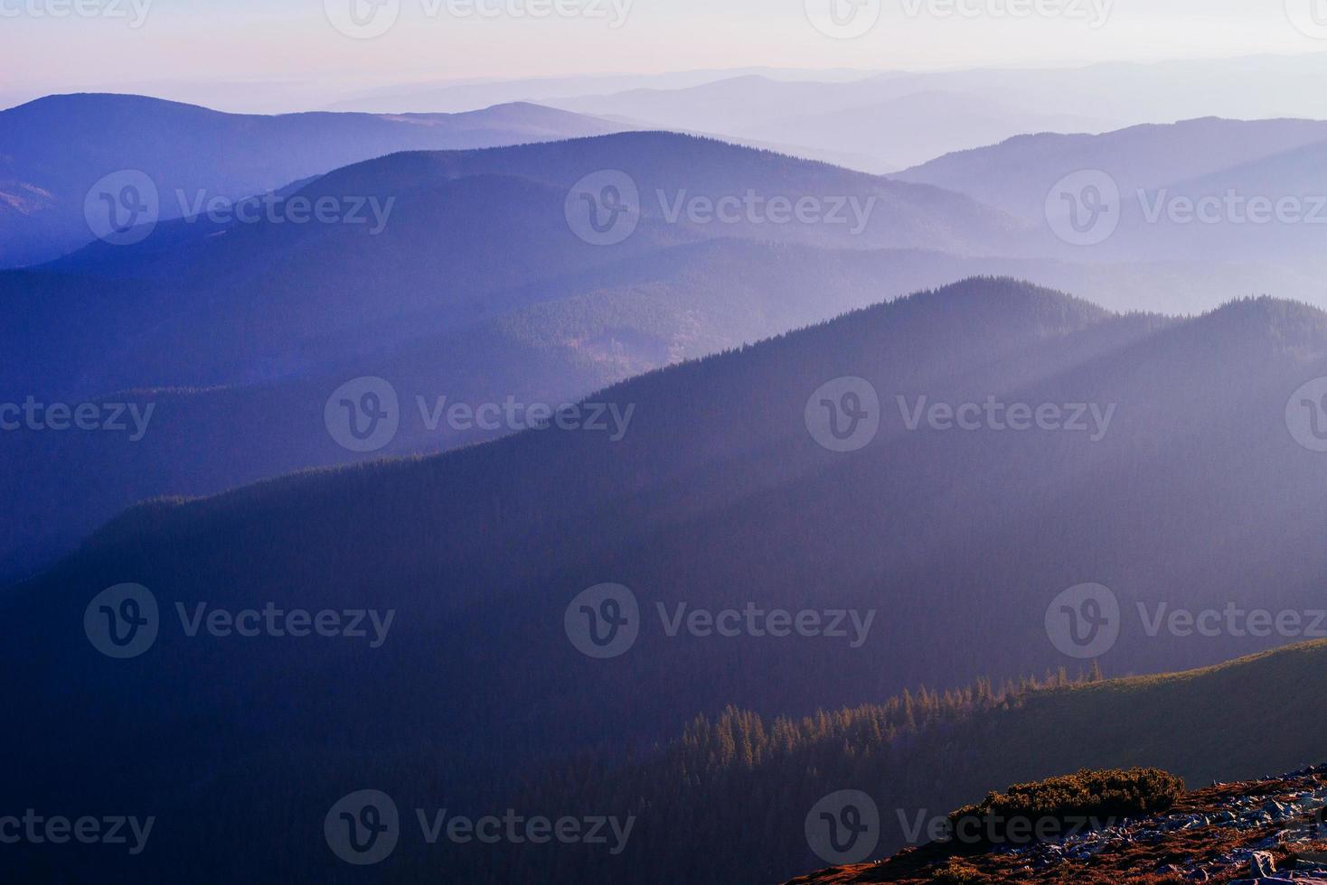 belas paisagens nas montanhas foto