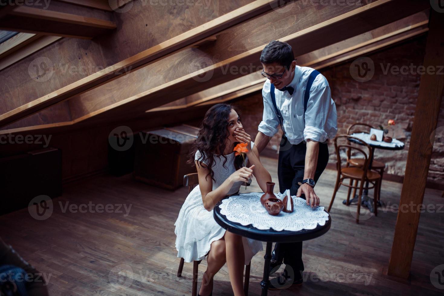 casal romântico apaixonado ligação no café foto