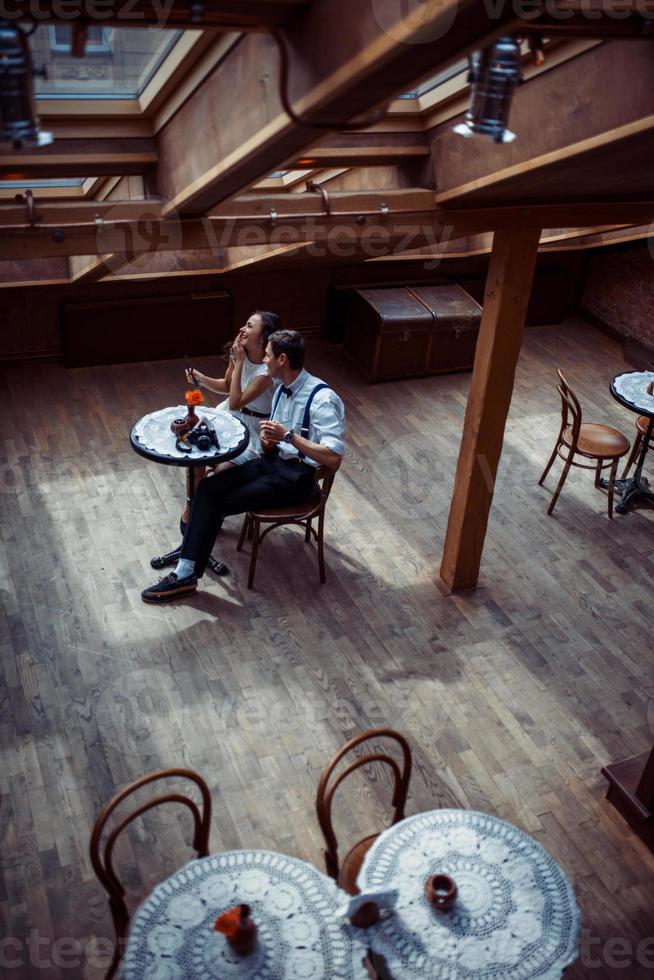 casal romântico apaixonado ligação no café foto