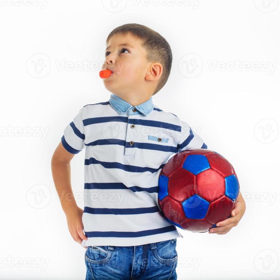 garotinho jogador de futebol isolado foto