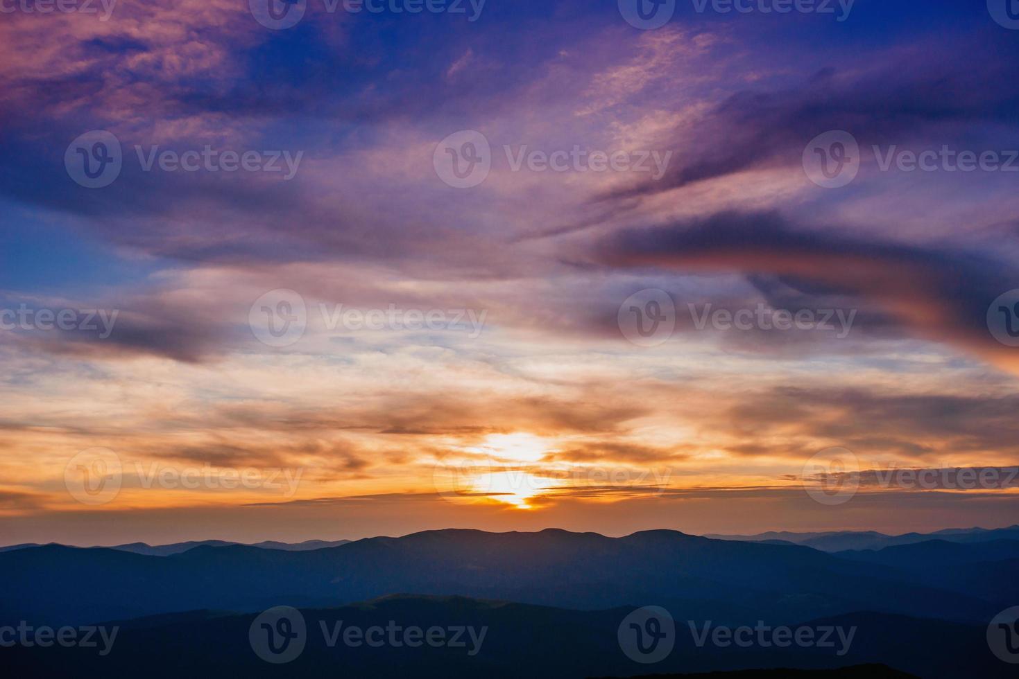 céu colorido com fundo de sol nas montanhas foto