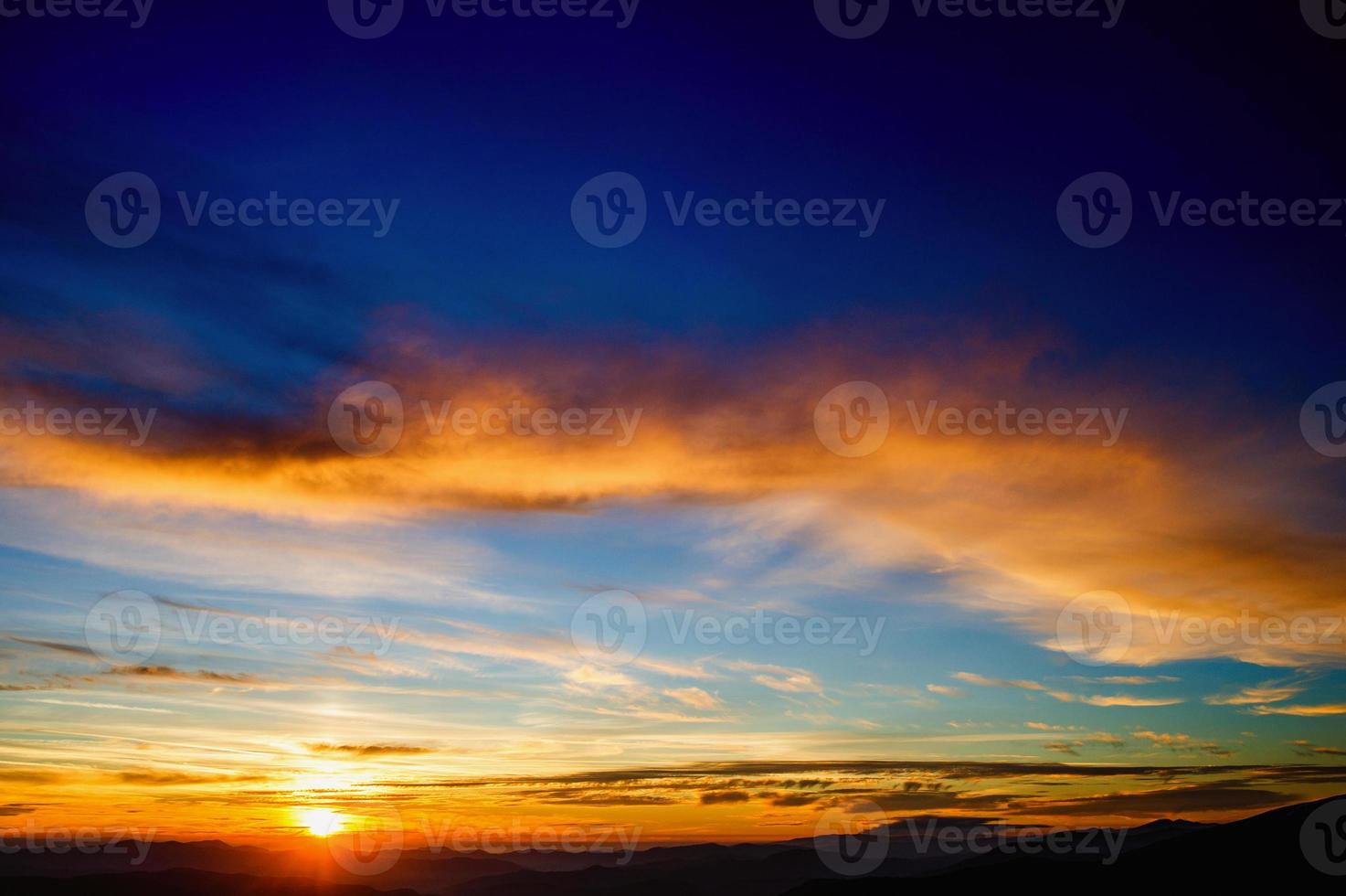 céu colorido com fundo de sol nas montanhas foto