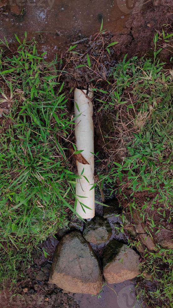 fotos do descarte de água simples do agricultor, durante o dia. feito usando materiais simples usando bambu. alguns usam um cachimbo.