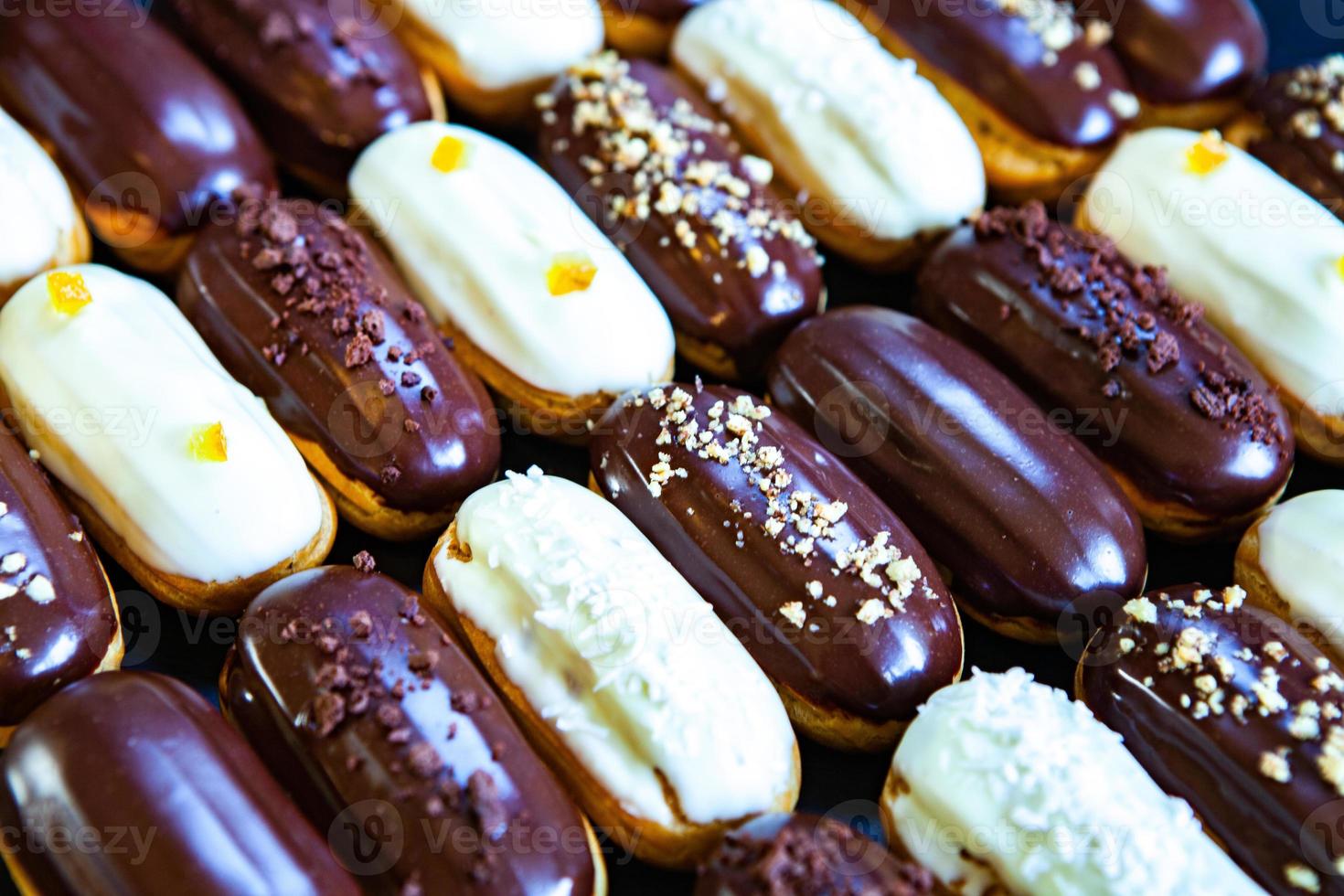 eclairs franceses tradicionais com chocolate. sobremesa saborosa. eclairs de bolo caseiro. massa de sobremesa doce recheada com creme. cobertura de chocolate. foto