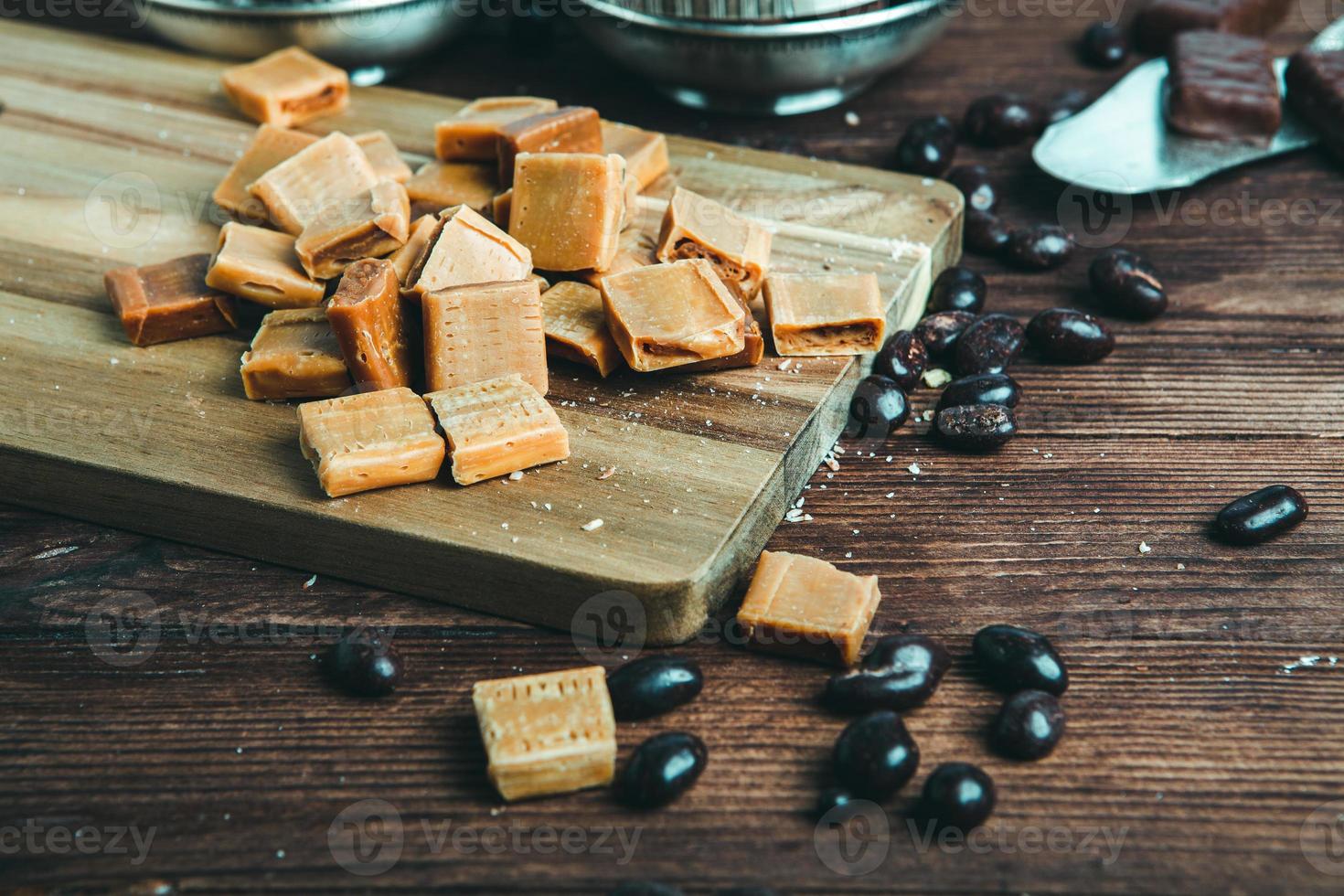 variedade de fundo de deliciosos doces de chocolate. doces de chocolate isolados. foto