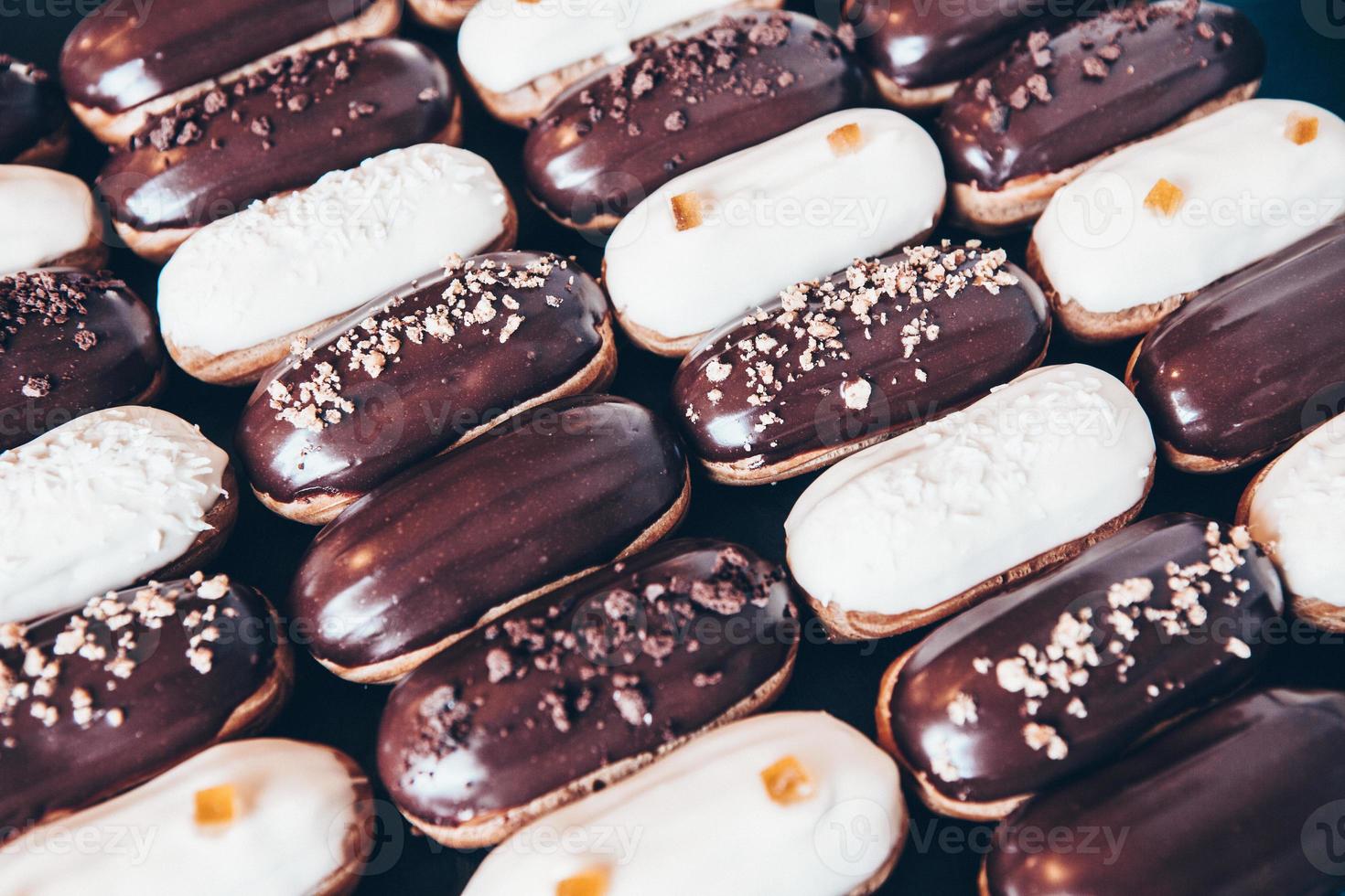 eclairs franceses tradicionais com chocolate. sobremesa saborosa. eclairs de bolo caseiro. massa de sobremesa doce recheada com creme. cobertura de chocolate. foto