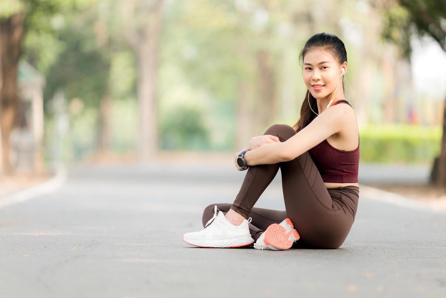 belas mulheres asiáticas se exercitam no parque todas as manhãs, é um estilo de vida para relaxamento e boa saúde do corpo foto