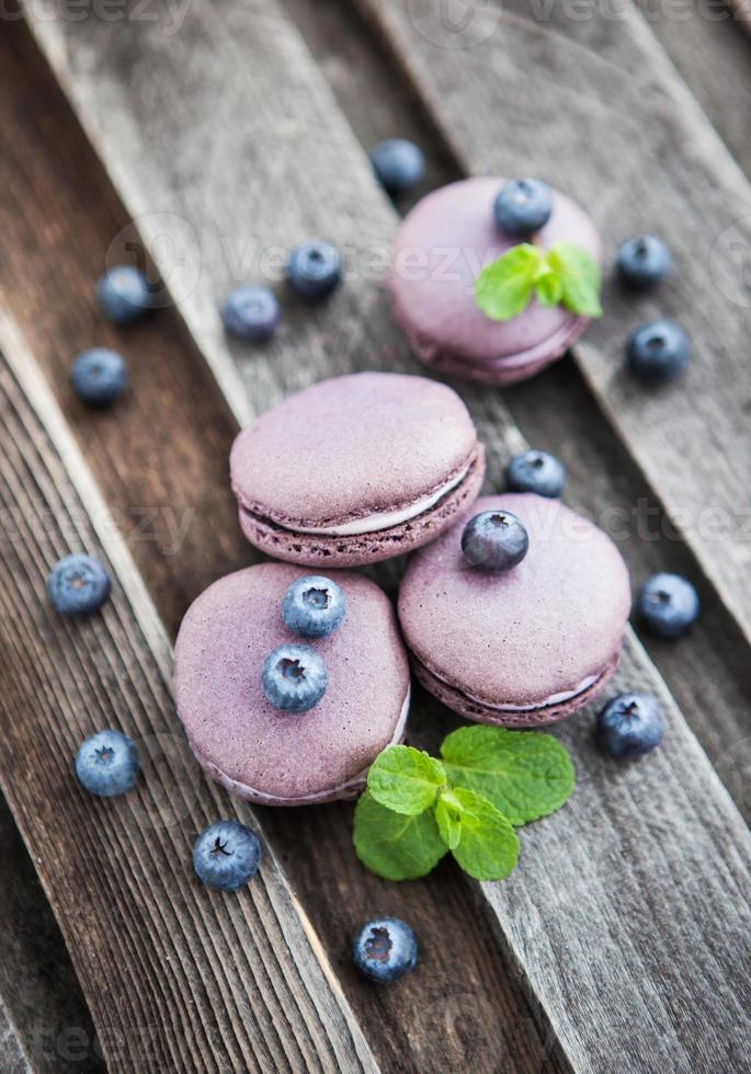 macarons franceses violetas com mirtilo e hortelã foto