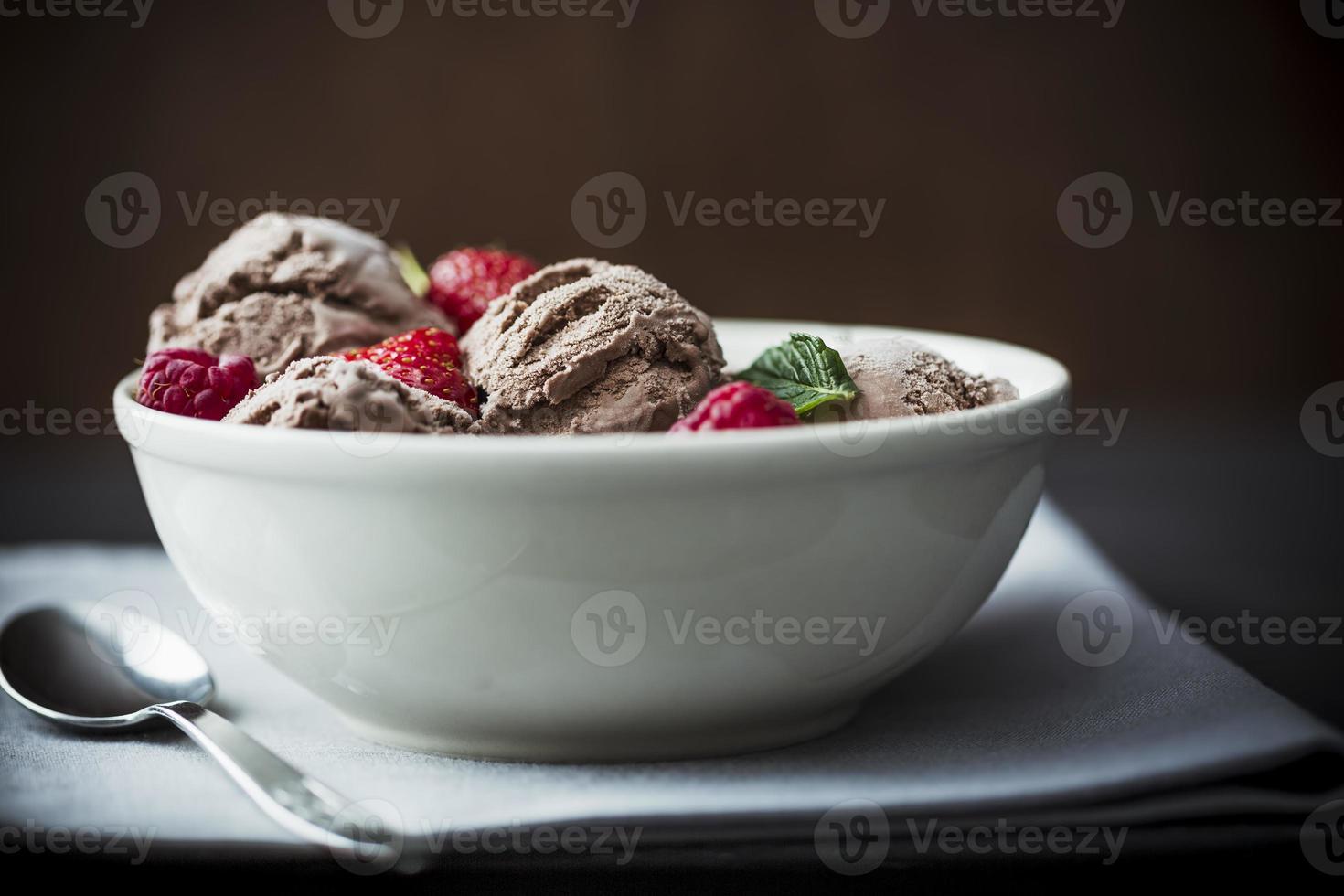 sorvete de chocolate com frutas foto