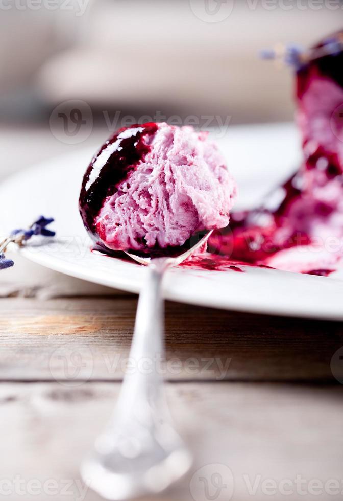 sorvete de bagas com flores de lavendr num prato branco foto