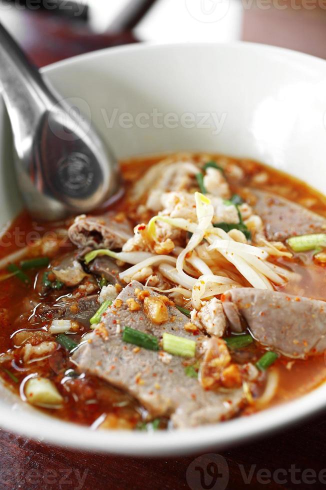 close-up macarrão tailandês sopa picante com carne de porco foto