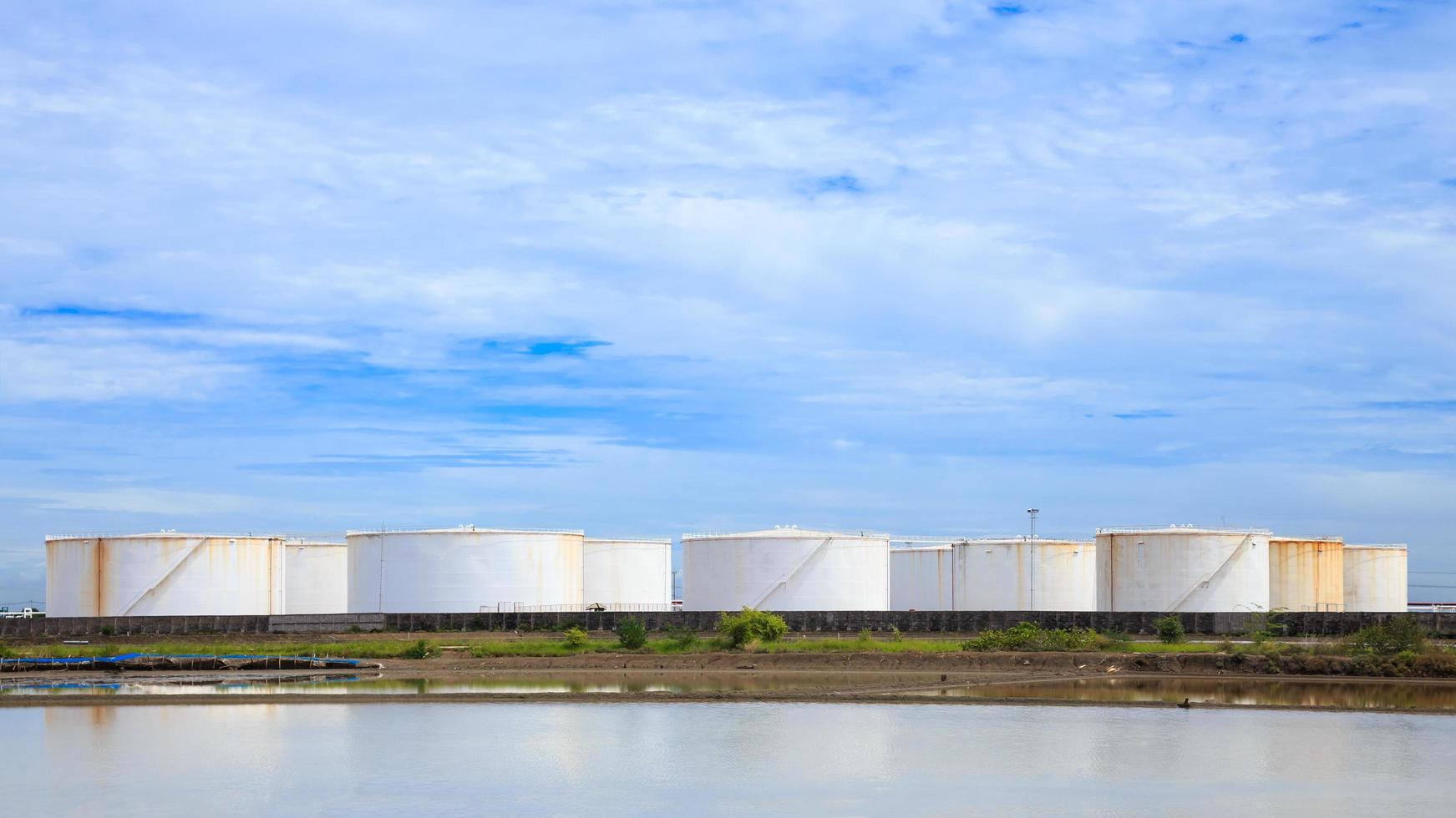 grandes tanques brancos na fazenda de tanques para gasolina e óleo foto