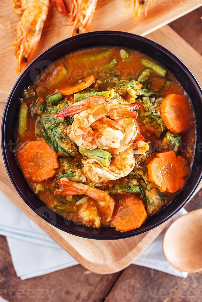 caril picante e sopa com omelete de camarão e legumes foto