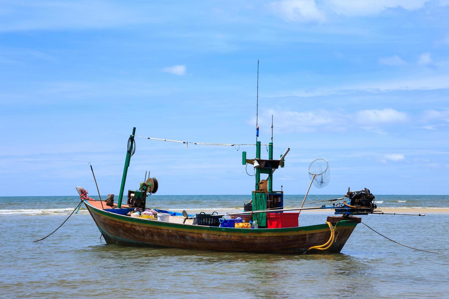 barco de pesca tradicional na praia foto