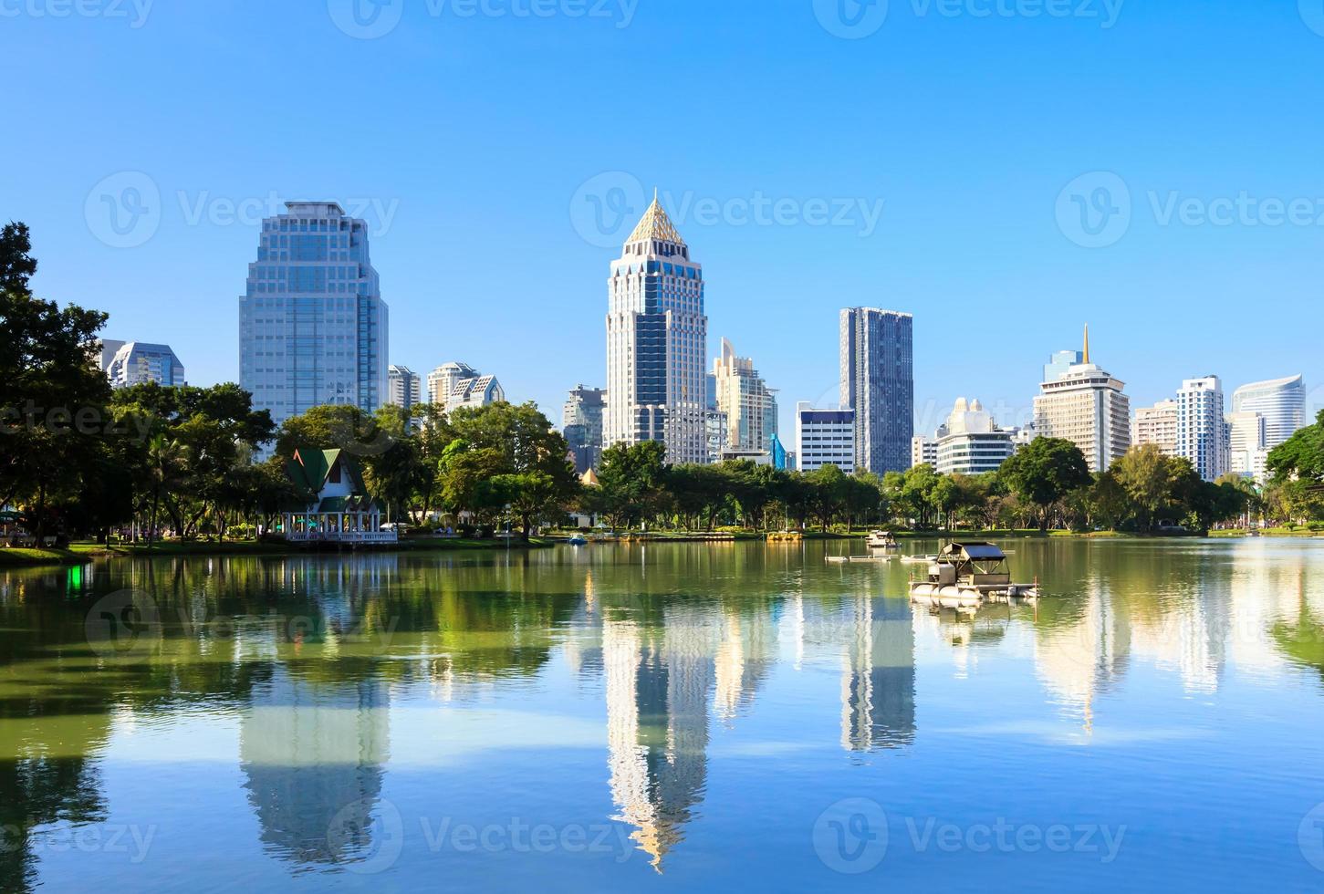 paisagem urbana de distrito de negócios de um parque com céu azul foto